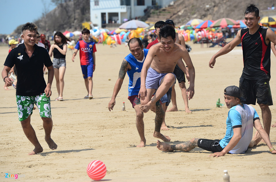 Hàng nghìn người nô đùa ở biển Vũng Tàu khi nhiệt độ gần 40 độ C